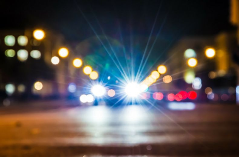 Por qué los faros de un coche brillan más que otros: motivos y qué hacer