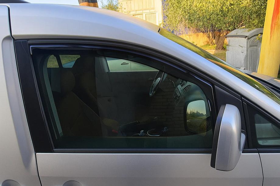 Volkswagen Caddy 2010-2015 Deflectores de viento insertables Niken Luxury (2 uds) Foto 4