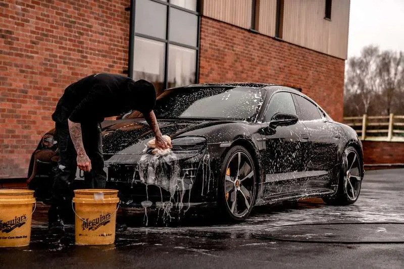 ¿Cómo lavar el coche con tus propias manos para no dañar la pintura?