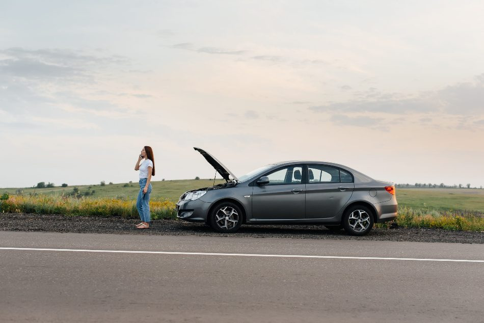 ¿Qué hacer si el coche se para en mitad de la carretera?