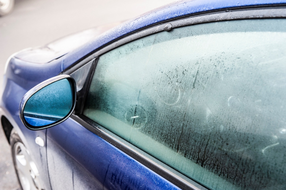 ¿Cómo lidiar con el empañamiento de los cristales del coche?
