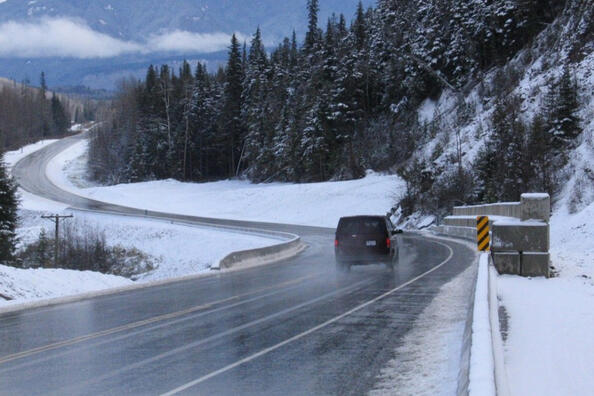 ¿Cómo evitar un accidente en una carretera resbaladiza?
