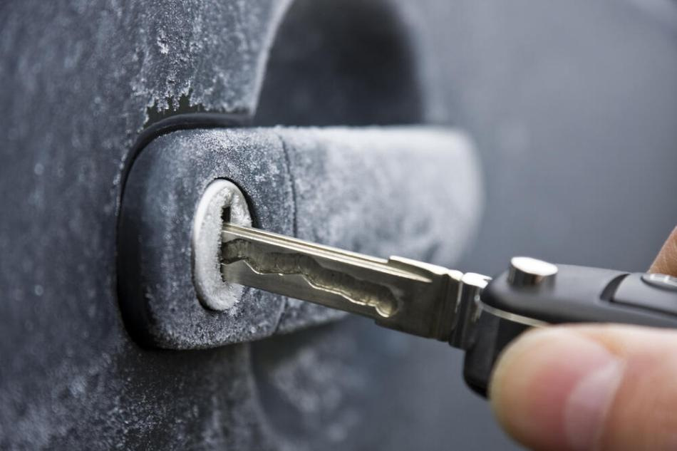 ¿Cómo calentar rápidamente una cerradura congelada en un automóvil?