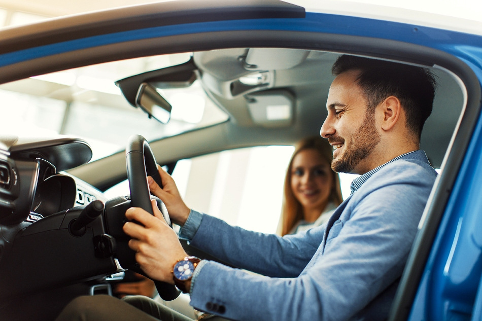 Elegir el primer coche: consejos para conductores novatos