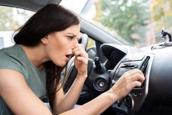 ¿Cómo eliminar el olor desagradable de los conductos de aire de un coche?