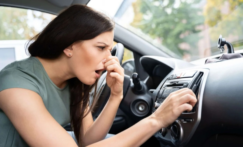 ¿Cómo eliminar el olor desagradable de los conductos de aire de un coche?