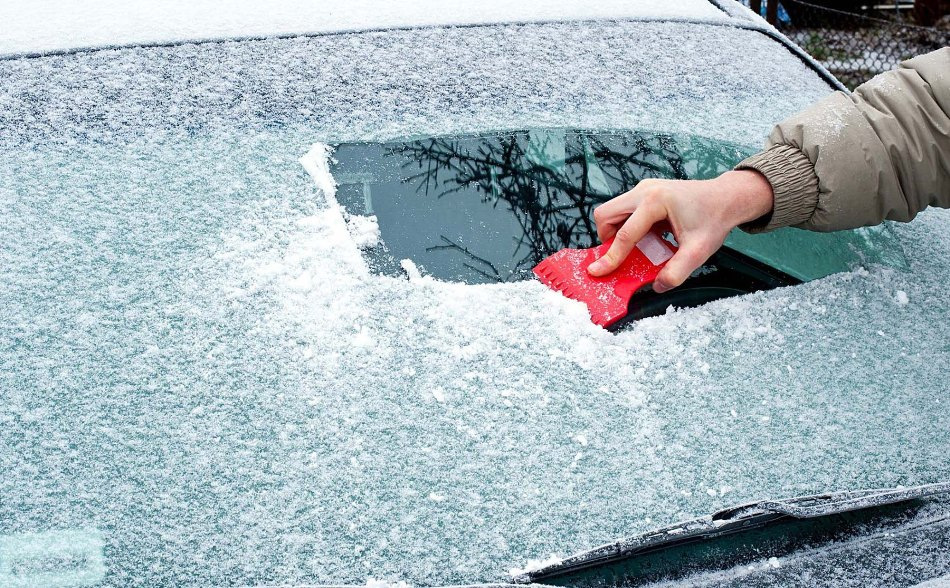 ¿Qué hacer si el cristal del coche se congela?