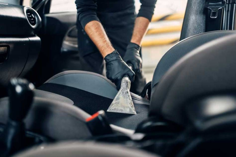 ¿Con qué frecuencia se debe limpiar en seco el interior del coche?