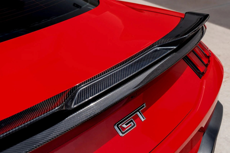 ¿De qué material es el mejor spoiler de coche?