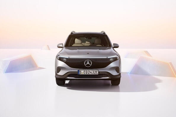 Mercedes-Benz EQB 2023: un coche eléctrico actualizado para la ciudad y los viajes Foto 2