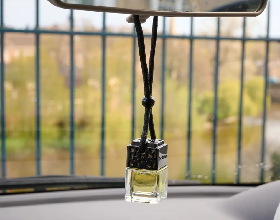 ¿Cómo elegir una fragancia para el interior del coche que no te irrite?
