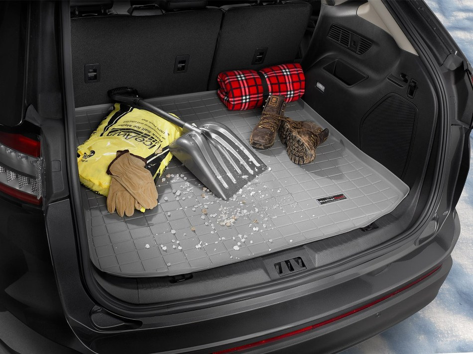 ¿Debería comprar una alfombrilla para el maletero del coche?