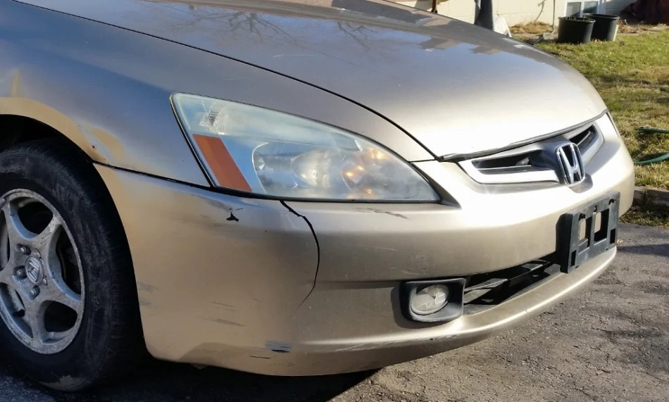 ¿Qué hacer si el parachoques de plástico del coche está roto?