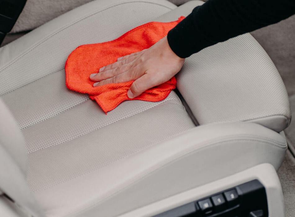 ¿Cómo quitar las manchas de café del asiento del coche?