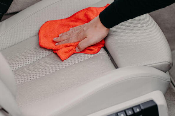 ¿Cómo quitar las manchas de café del asiento del coche?