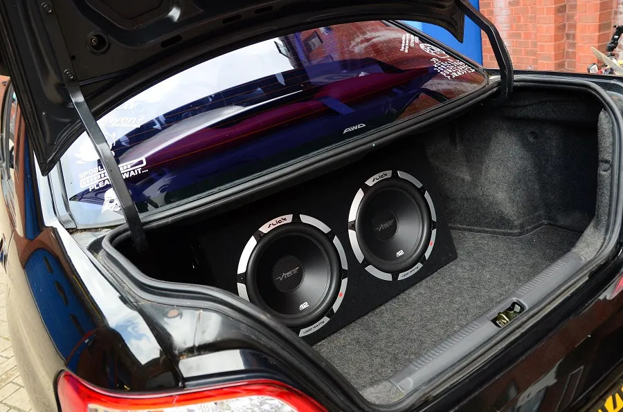 Subwoofer en un coche: ¿qué es y por qué es necesario?