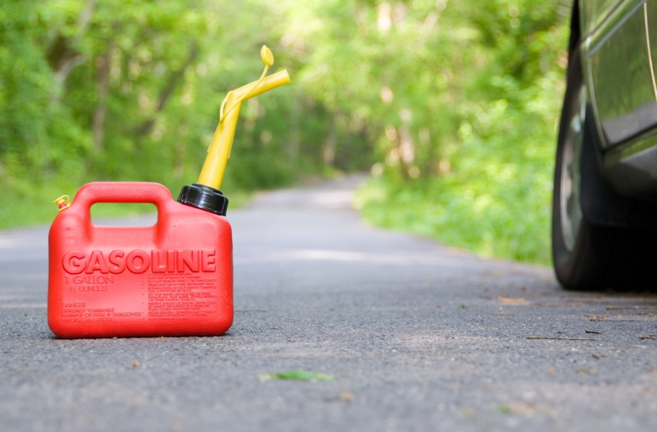 ¿Es posible almacenar gasolina en un bote de plástico?