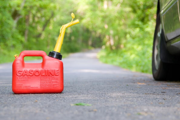 ¿Es posible almacenar gasolina en un bote de plástico?