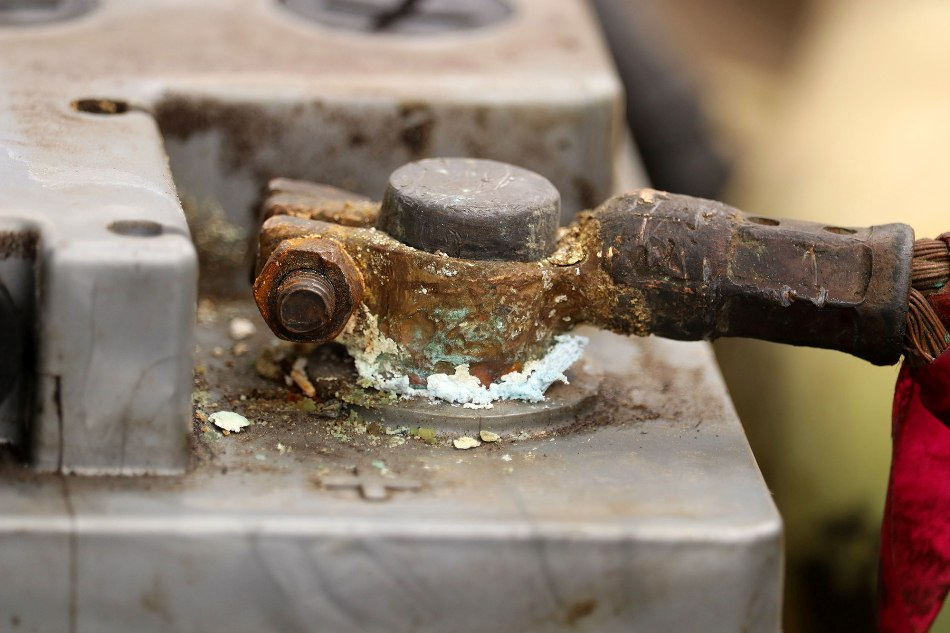 ¿Cómo limpiar los terminales de la batería de la oxidación?