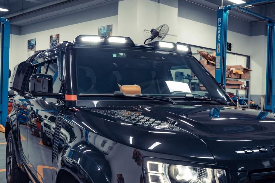 Land Rover Defender 2019- Visera para parabrisas con 4 LED Image