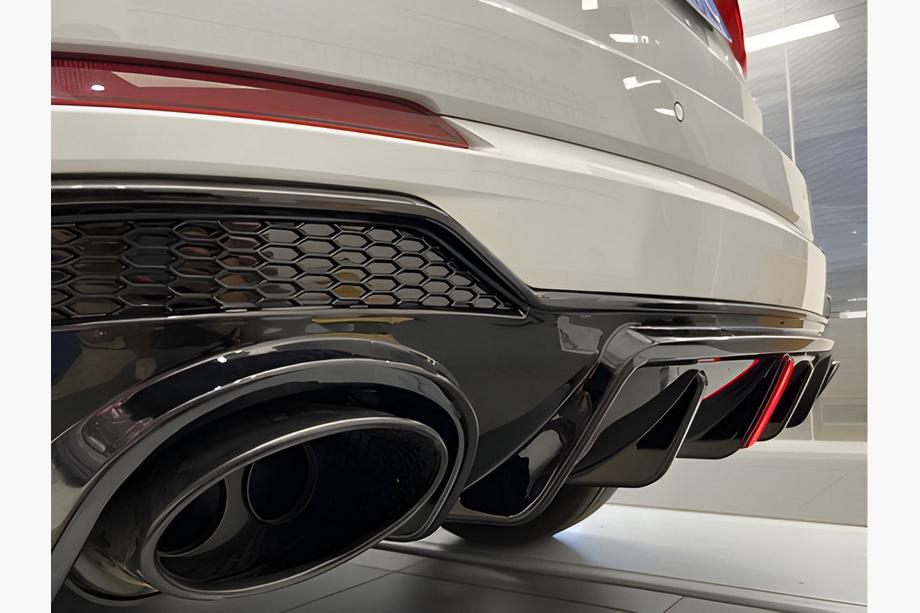 Audi Q3 2019–2025 Difusor Trasero con Salidas de Escape QRS-Style Image