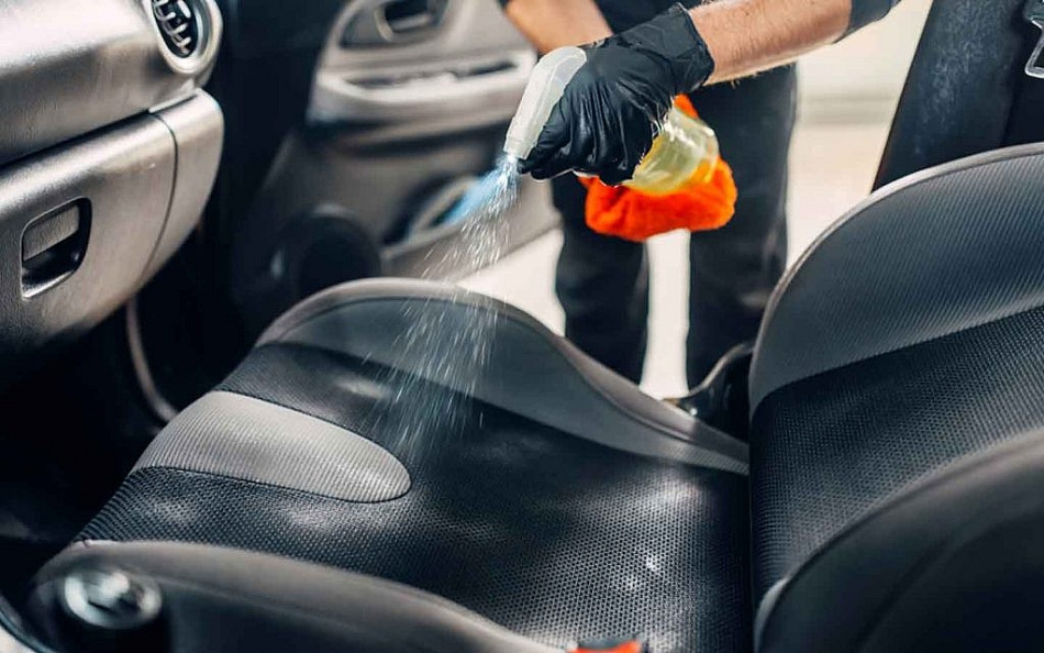 ¿Cómo limpiar la tapicería de tela en el interior de un coche?