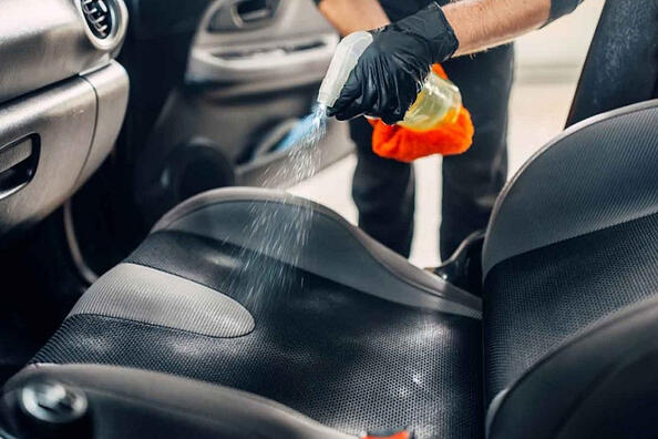 ¿Cómo limpiar la tapicería de tela en el interior de un coche? Foto 1