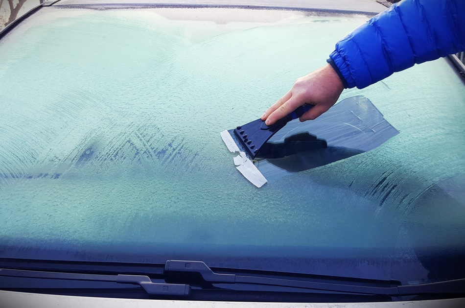 Cómo limpiar el hielo de los cristales del coche: métodos y consejos eficaces