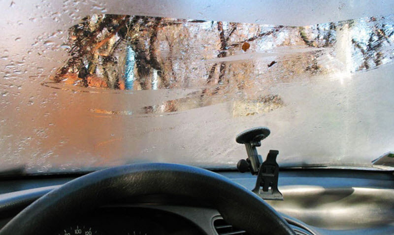 Por qué sudan los cristales del coche: causas y soluciones