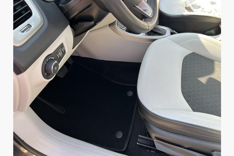 Jeep Compass 2006-2016 Alfombrillas de moqueta Classic (Negro) Image