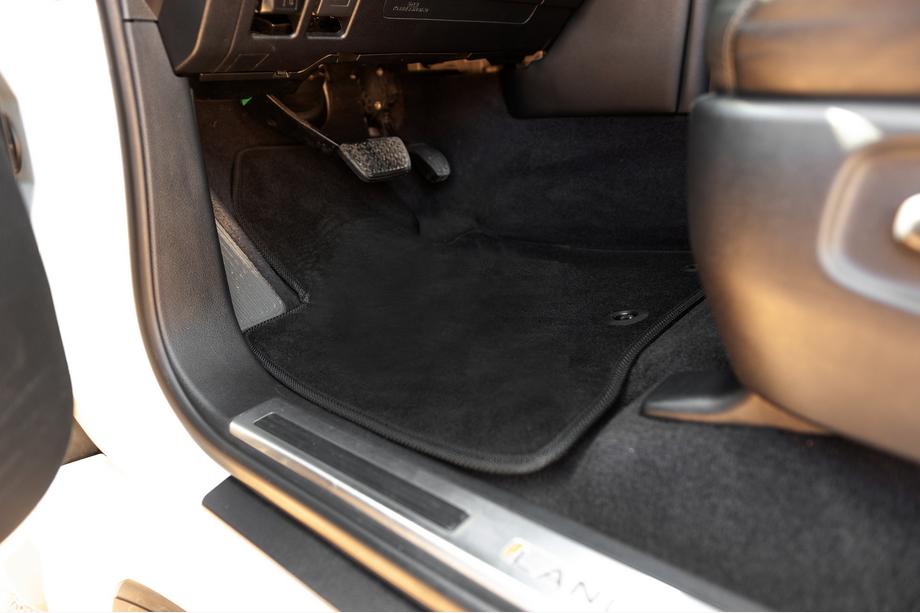 Toyota Land Cruiser 200 2007-2021 Alfombrillas de moqueta Classic V-2 (2012-2021, Negro) Foto 8