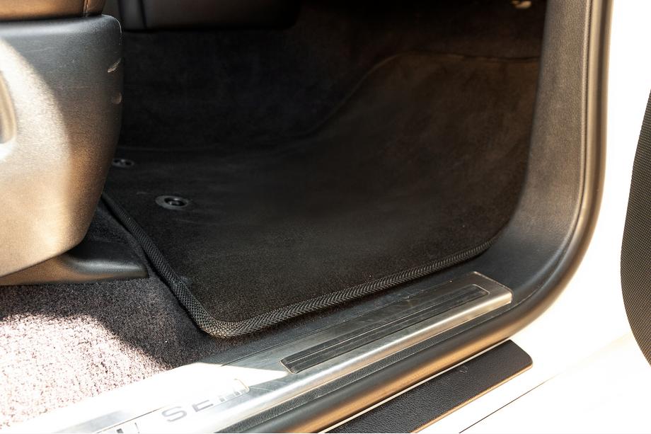 Toyota Land Cruiser 200 2007-2021 Alfombrillas de moqueta Classic V-2 (2012-2021, Negro) Foto 2