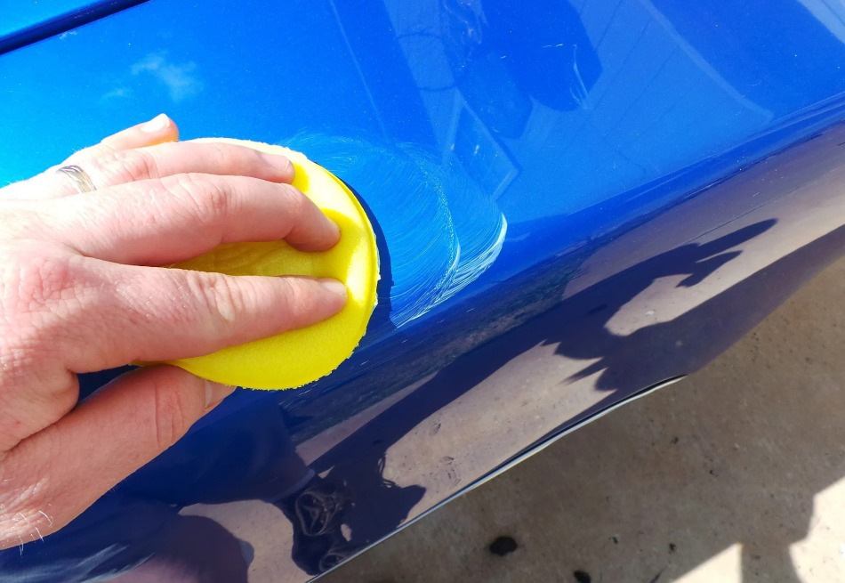 ¿Puedo aplicar cera normal a un coche mojado?