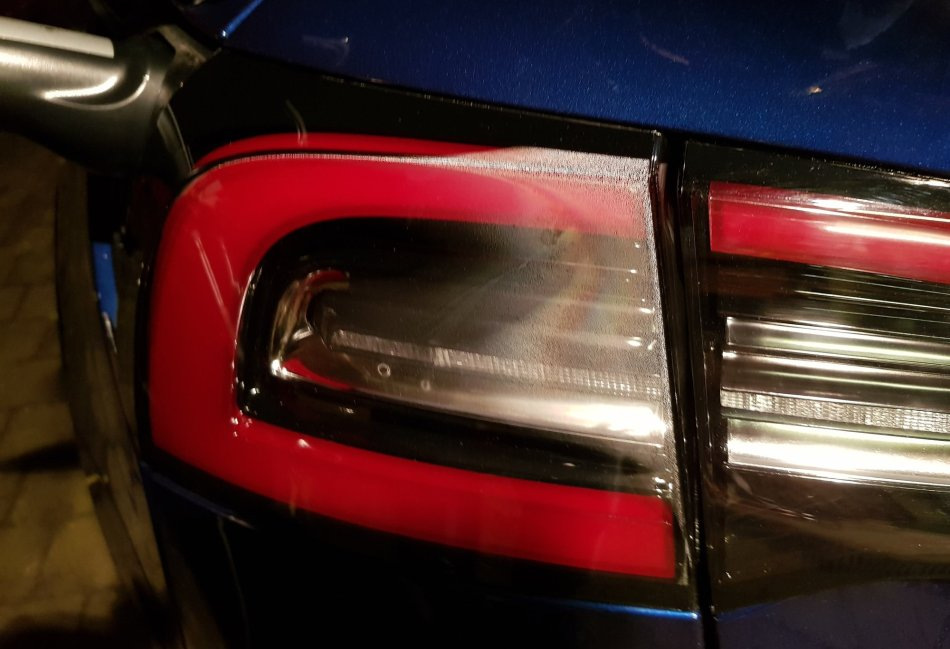 ¿Necesito pulir las luces traseras de mi coche?