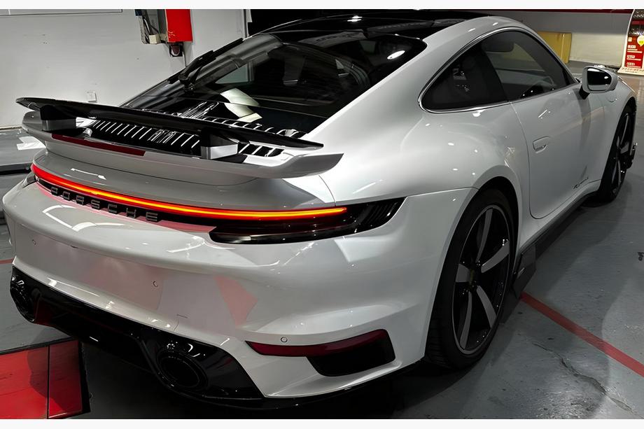 Porsche 911 (992) 2018– Parachoques trasero completo Image