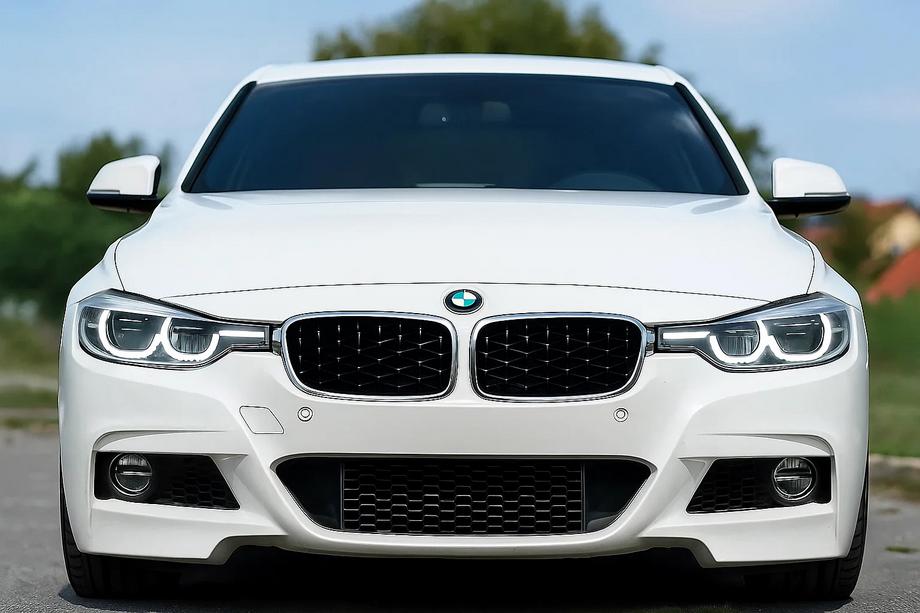 BMW 3 Series F30/F31 2012-2019 Riñoneras Diamond Black con marco cromado Image