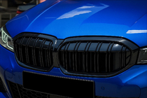 BMW 3 Series G20/G21 2018- Riñoneras M-Look (2022+, Negro Brillante) foto 1