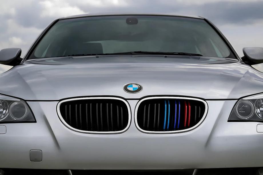 BMW 5 Series E60/E61 2003-2010 Riñones M-Look (M-Color con marco cromado) Foto 1