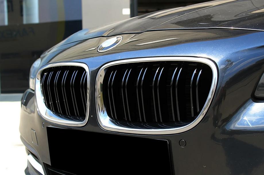 BMW 5 Series F10/F11 2010–2016 Riñones M-Look (Negro Brillante con Marco Cromado) Foto 1