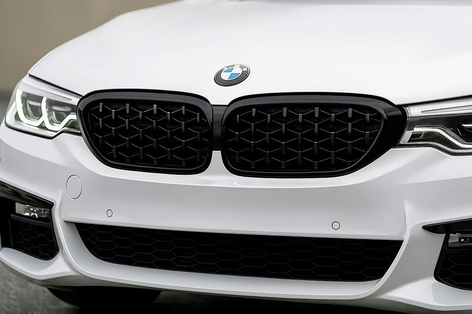 BMW Serie 5 G30/G31 2017–2023 Riñoneras Diamond Black V1 (2017-2020, marco negro) Image
