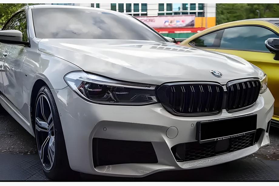 BMW 6 Series G32 2017- Riñoneras M-Look (2017-2020, Negro Brillante) Image
