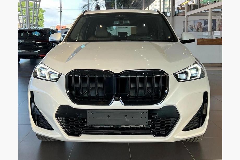 BMW X1/iX1 (U11) 2022- Parrilla Riñón 1 Barra (Negro Brillante) Image