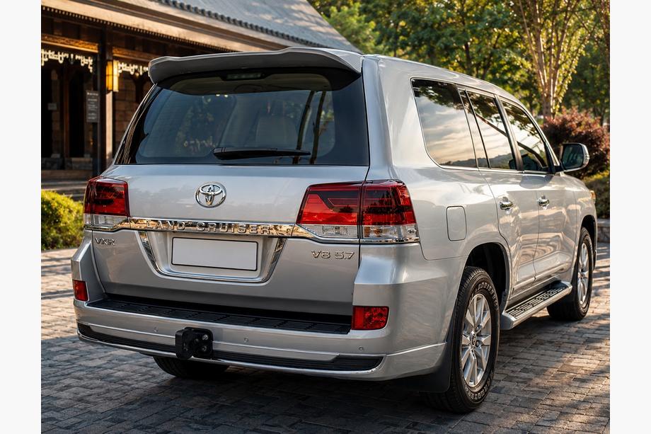 Toyota Land Cruiser 200 2007-2021 Difusor trasero sin cromo 2016↗ (Executive 2019/2021, para enganche de remolque) Negro Foto 2
