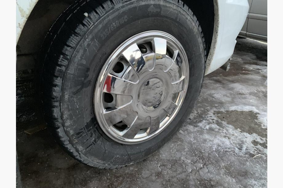 Volkswagen Crafter 2006-2016 Tapacubos de acero inoxidable Pétalos (1 pieza, juego de 4) Foto 5