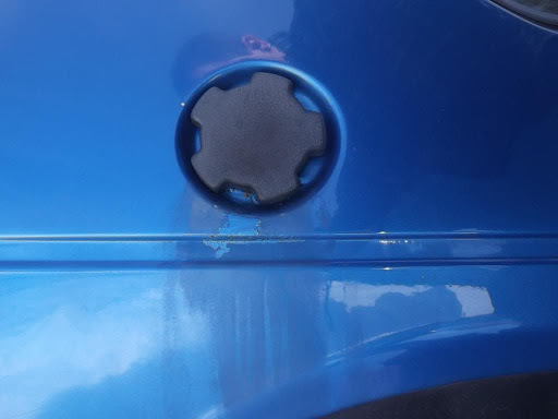 ¿Qué pasa si se derrama gasolina sobre la carrocería de un coche? Consecuencias y primeros auxilios para LFP