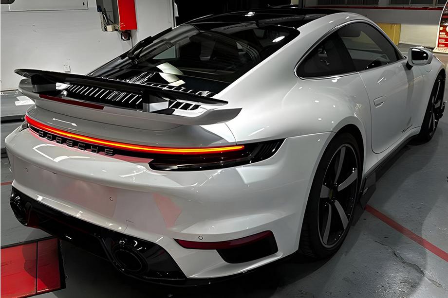 Porsche 911 (992) 2018– Pilotos Traseros (Negro Ahumado) Image