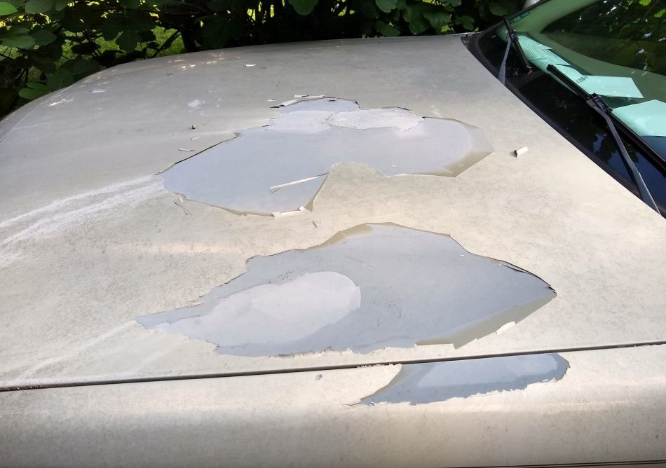 ¿Por qué se está descascarando la pintura de un coche?