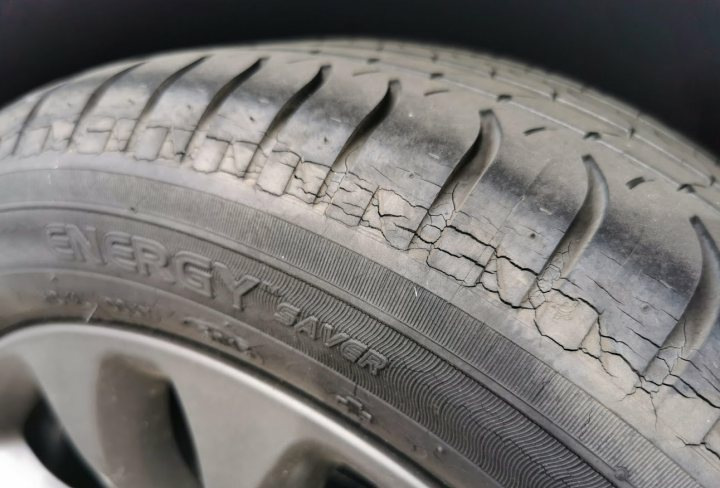 ¿Por qué se agrietan los neumáticos del coche?