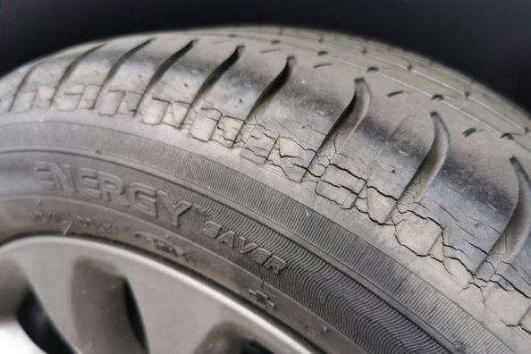 ¿Por qué se agrietan los neumáticos del coche?