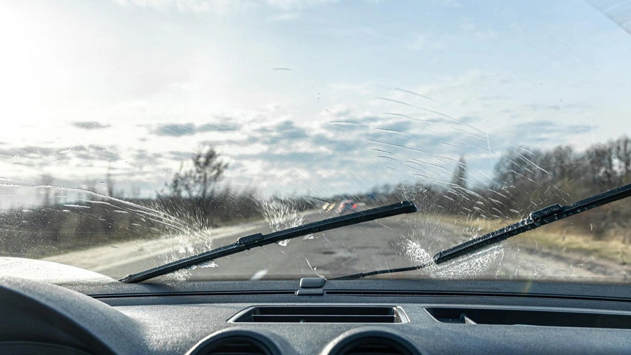 ¿Por qué los limpiaparabrisas rayan las ventanas del coche?